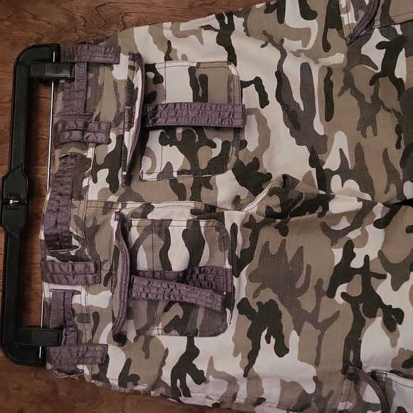 Younique camouflage capri pants 1 - Picture 8 of 11